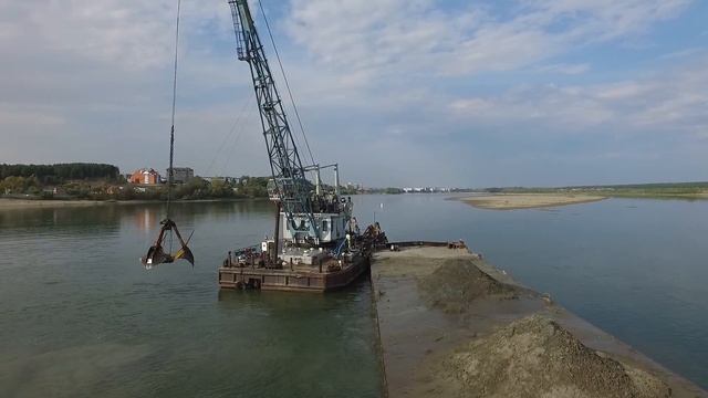 Плавкран КПЛ-5 за работой.