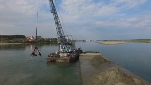 Плавкран КПЛ-5 за работой.