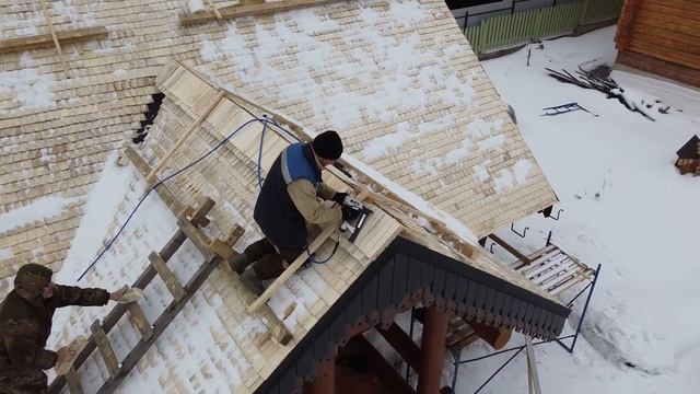 Монтаж кровли из дранки на срубе.  Осиновая дранка для крыши деревянного рубленого дома.  Москва.