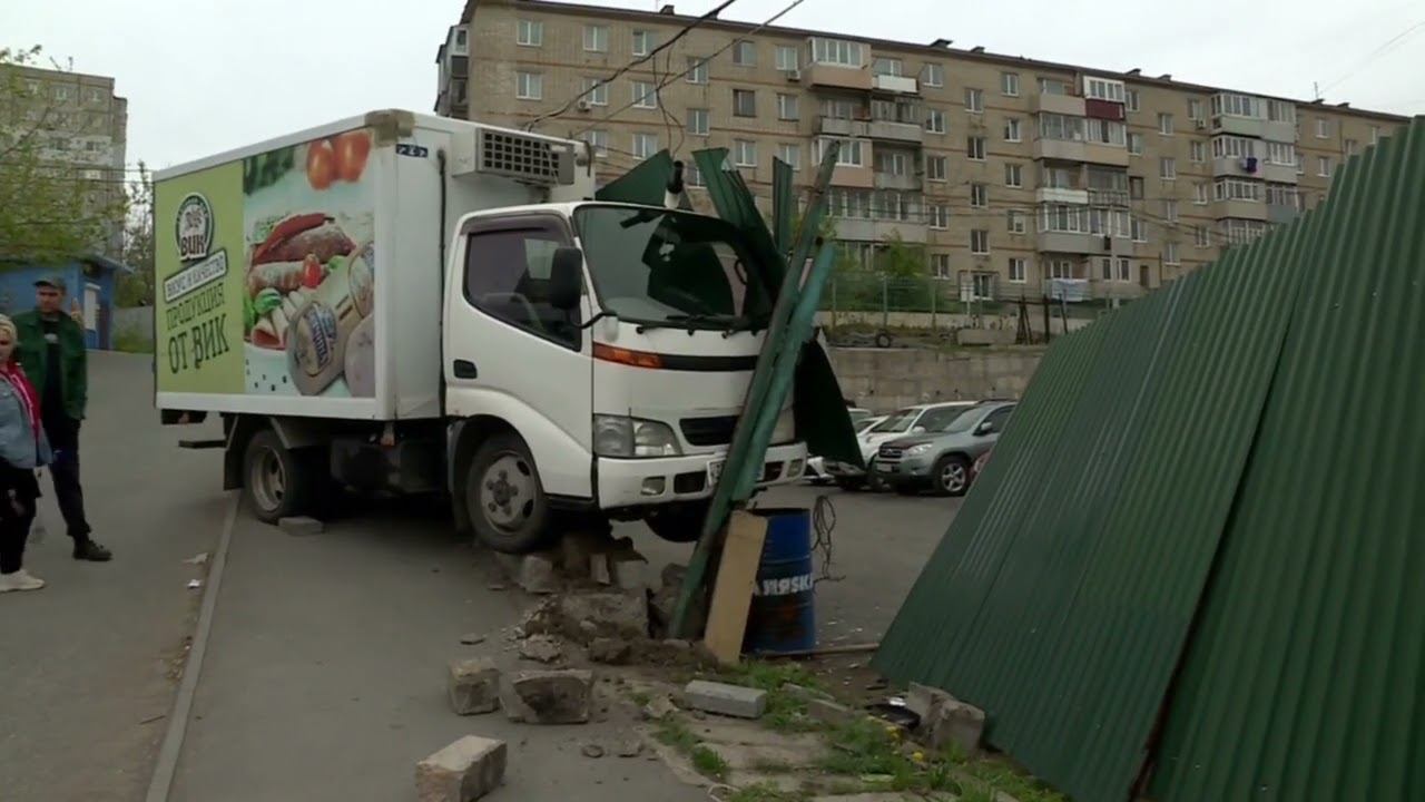 Грузовики владивосток. Фура дом. Аварии Приморский край. Грузовик не фура.