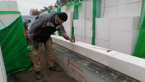 Проверка первого ряда кладки газоблока