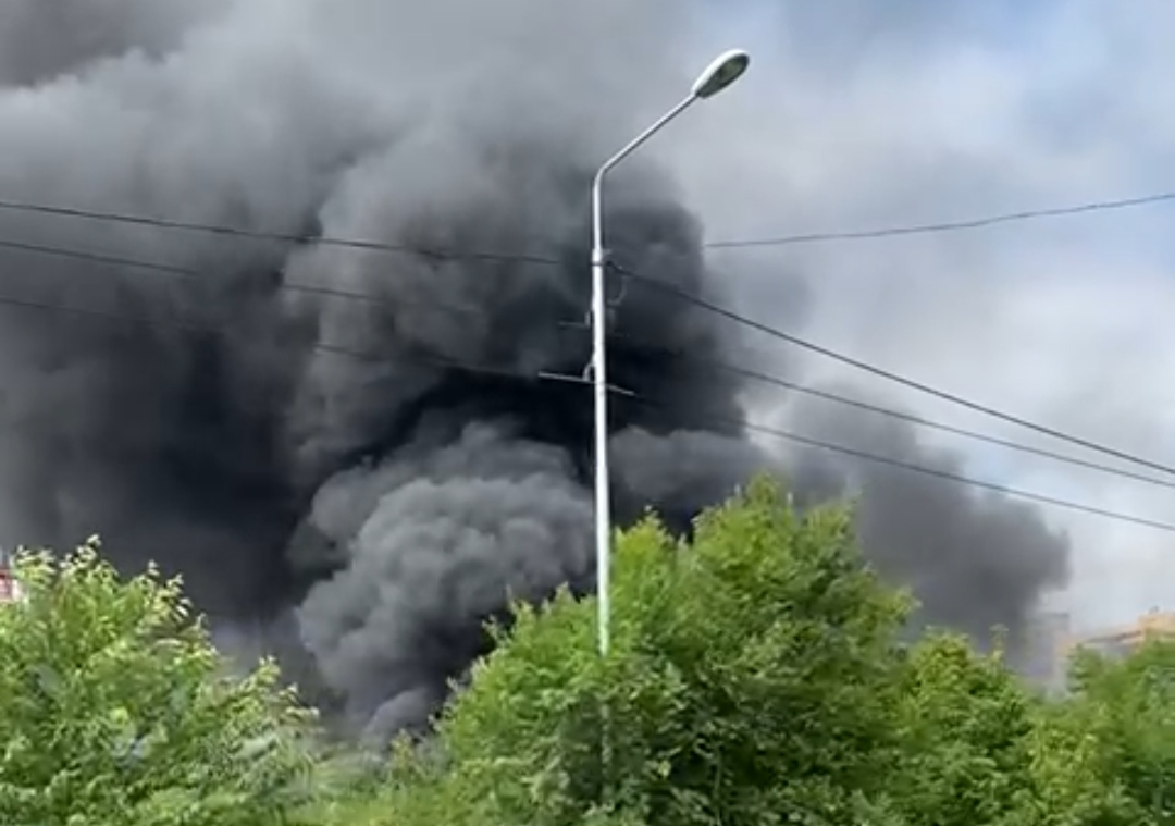 Выхлоп из машины. Новоселье пожар сегодня. Из машины валит дым. Пламя повсюду. Дым валит.