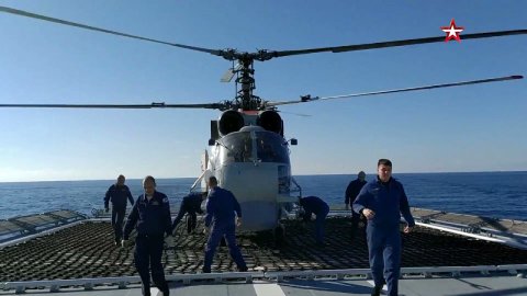 Экипаж фрегата «Адмирал Эссен» провел учения по приему на палубу вертолета Ка-27ПЛ