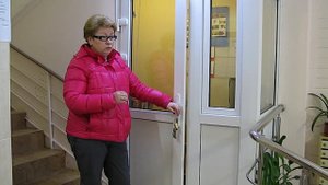 Помещение консьержей ЖСК Целиноград. Пластиковая перегородка с дверью и окном.