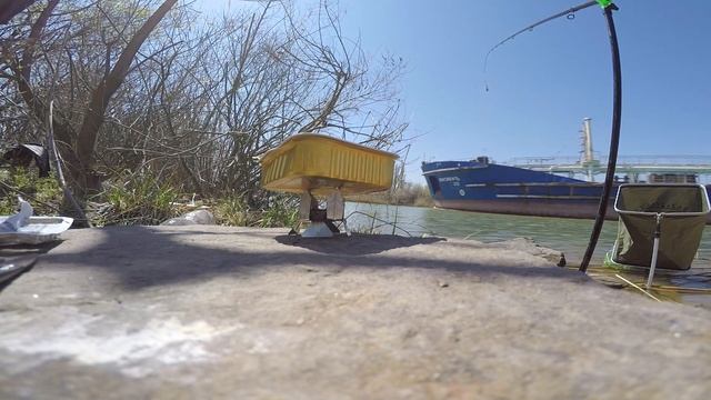 Рыбалка на донку с берега 2020 в ВДСК,душевная рыбалка весной на канале с кормушкой. смотреть онлайн