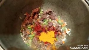 Говядина в казане с грибами и овощами.