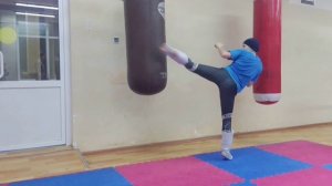 Скоростная работа ногами на мешке в кикбоксинге