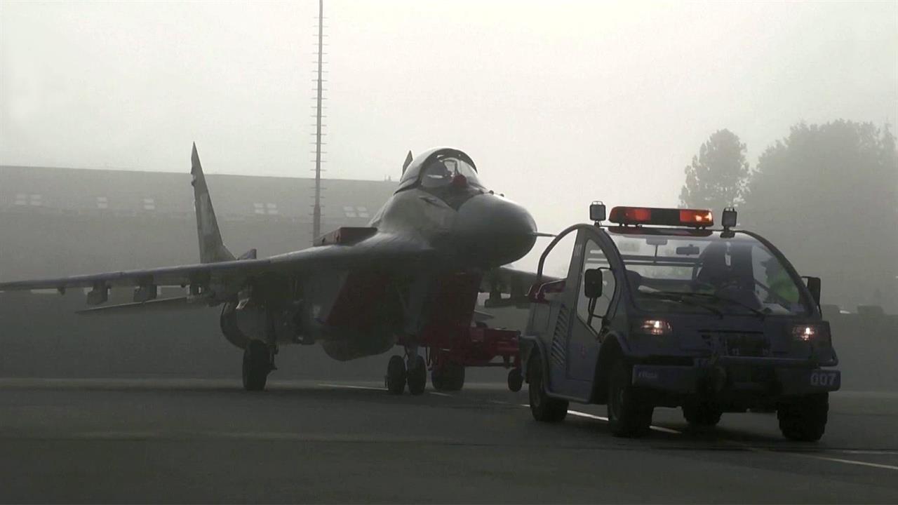 Минобороны Словакии показало видео отправки на Украину боевых самолетов