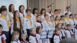 "Кирпичики" исполняет детский хор