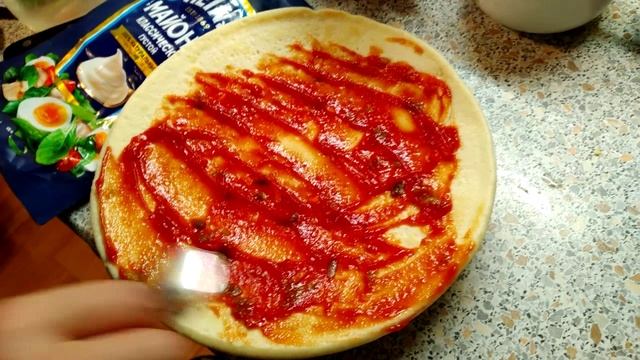 Простая пицца дома.