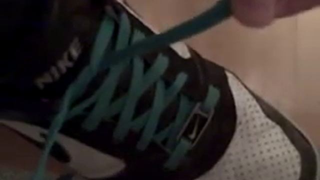 Как правильно завязывать шнурки . смотреть онлайн