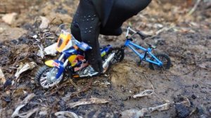BMX Finger | Tricks On Dirt Bike in Mud | Tech Deck Finger BMX Bike | Mini Nikes