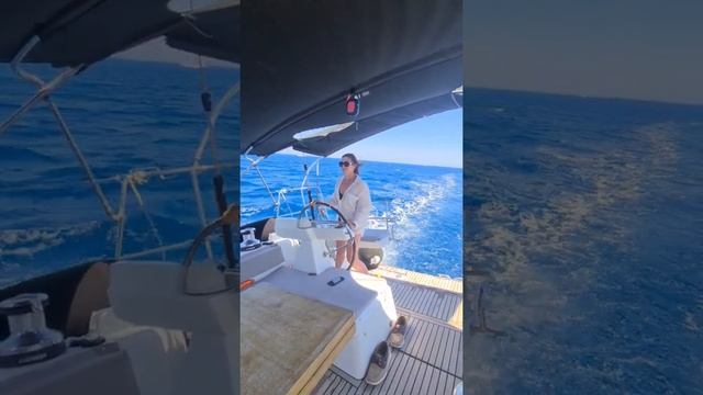 Гости могут сами управлять яхтой под парусами, только в наших круизах ⛵