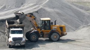 Грузит «АМЕРИКАНЦА» Самосвал Sterling, погрузчик JCB