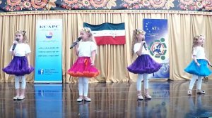 Песня ромашка. Белая Ромашка на ладошке.