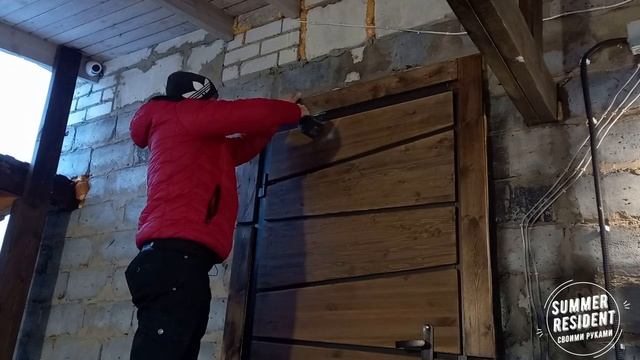 Отделка двери, утепление, глазок и доводчик - своими руками