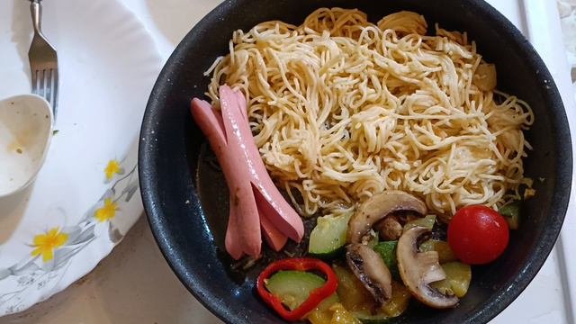 Спагетти, овощи, десерт