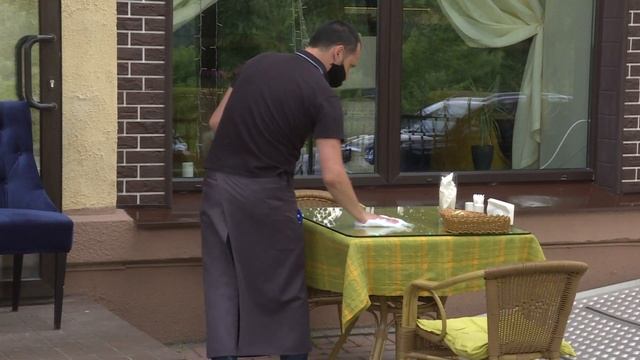 С недавних пор заработали летние веранды ресторанов и кафе. смотреть онлайн