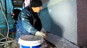 Нанесение мозаичной штукатурки на цоколь.