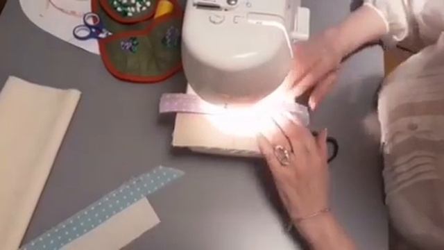 Как обработать края игольницы косой полоской.( 2 способа.) смотреть онлайн