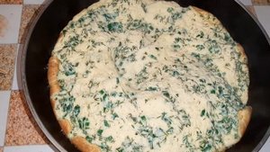 Омлет в лаваше с соусом и колбасой