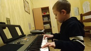 Уникальный мальчик в 7 лет играет на синтезаторе!