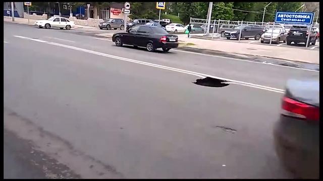 Жесть!!! Блоггер чуть не провалился в ЯМУ глубиной 3м на главной улице Саратова смотреть онлайн