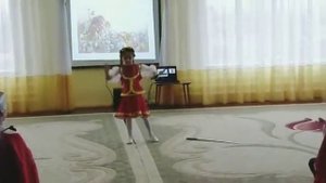 Маленькая казачка фланкирует саблями.Батайск.