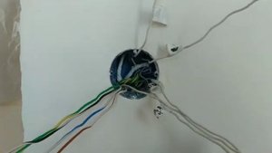 Монтаж проходного выключателя в глубоком подрозетнике где приходят пять кабеля.