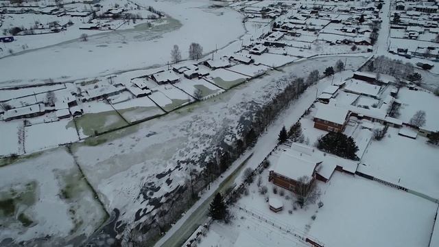 В поселке Стрелка под Лесосибирском продолжает расти уровень воды в Енисее смотреть онлайн