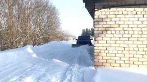 Турбо Нива с отвалом гребет снег. Первый тест