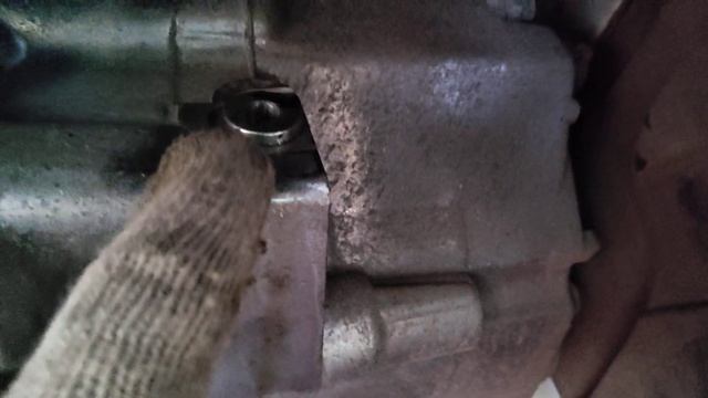 Geely Atlas, проверил и долил масло в коробку смотреть онлайн