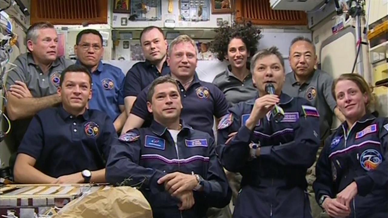 Экипаж корабля "Союз", который накануне причалил к МКС, обустраивается на орбите