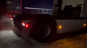 Застряли на ТЯГАЧЕ! Дальнобой по Швеции. Будни СЕМЕЙНОГО экипажа.