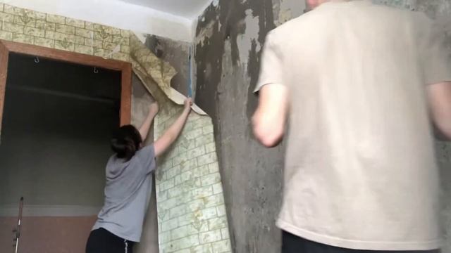 ВЛОГ : Сняли старые обои | Наклеяли клеёнку вместо обоев ??♀️ смотреть онлайн