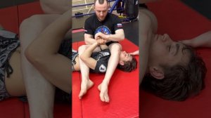 Этот болевой прием на руку должен знать каждый. Срыв захвата при выполнении рычага локтя. Armbar.