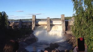 Спуск воды на плотине Иматре.