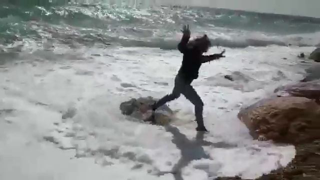 Ума палата|ИСКУПАЛАСЬ В МАРТЕ В МОРЕ| Отбитая !? смотреть онлайн