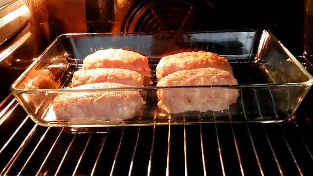 Невероятные куриные котлетки с беконом и сыром в сливочном соусе