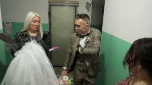 Жених пытается пройти к невесте, но у него требуют выкуп