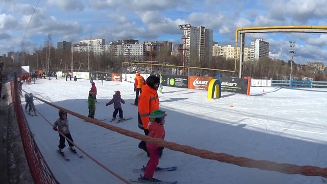 Обучение ребенка горным лыжам в группе. Кант. Москва смотреть онлайн