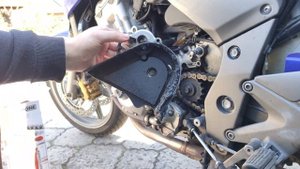 Промывка и смазка цепи на мотоцикле Honda CBF1000. Чистка в области передней звезды