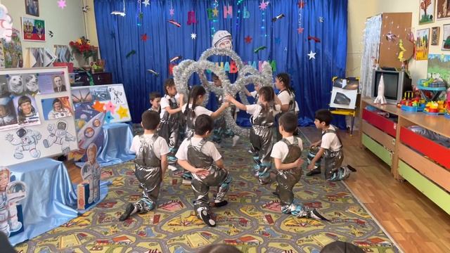 Танец Земля в иллюминаторе в детском саду смотреть онлайн