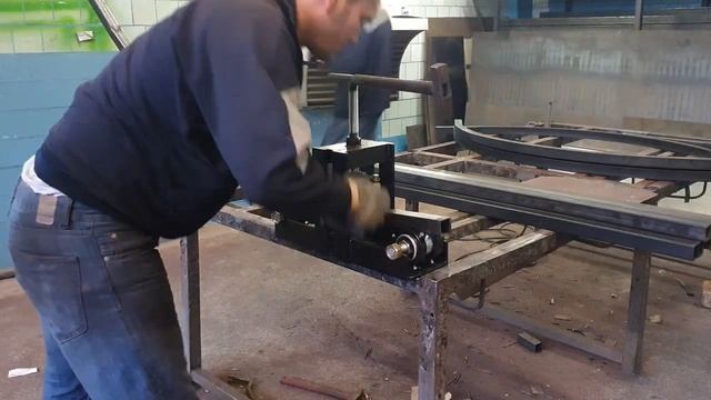 Как согнуть профиль самому. Гибка профильной трубы своими руками. Лайфхак по сварке. смотреть онлайн