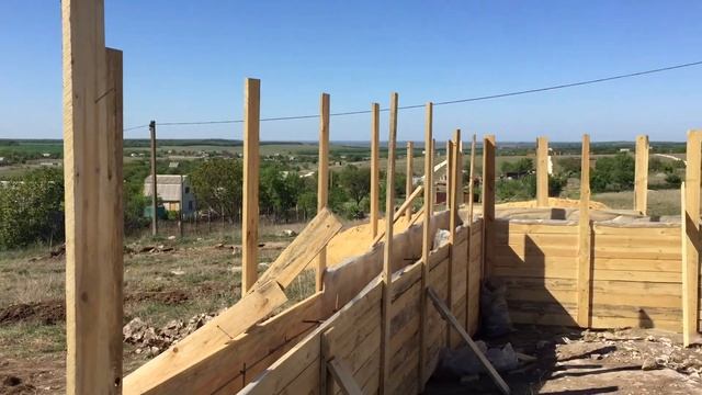 Фундамент на скальном грунте, бетон из тырсы, экономно и надёжно!