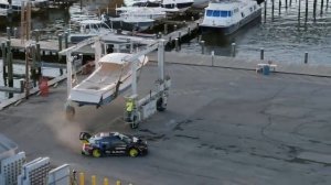 лысый мужик жестоко едет на машине джимхану гонка с самолетом онлайн