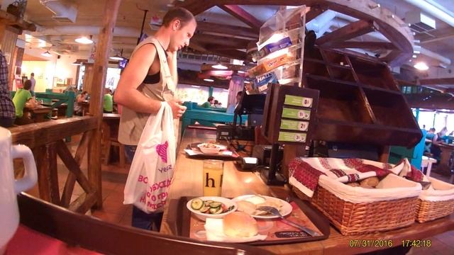 Обед в Пузатой Хате смотреть онлайн