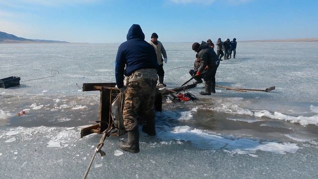 тянем утонувший снегоход на лёд смотреть онлайн