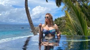 Анна Семенович в платье с широким декольте