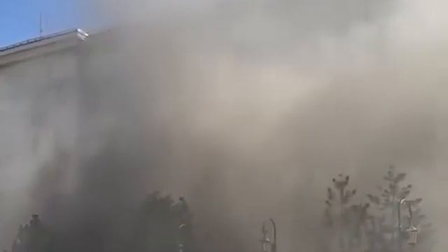 В Москве напротив мэрии крупный пожар. Горит что - то у памятника Юрию Долгорукому. смотреть онлайн